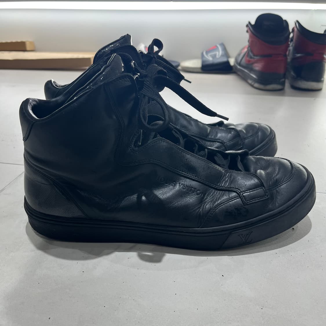 루이비통 스파이 블랙 컬러 스니커즈 상품이미지4