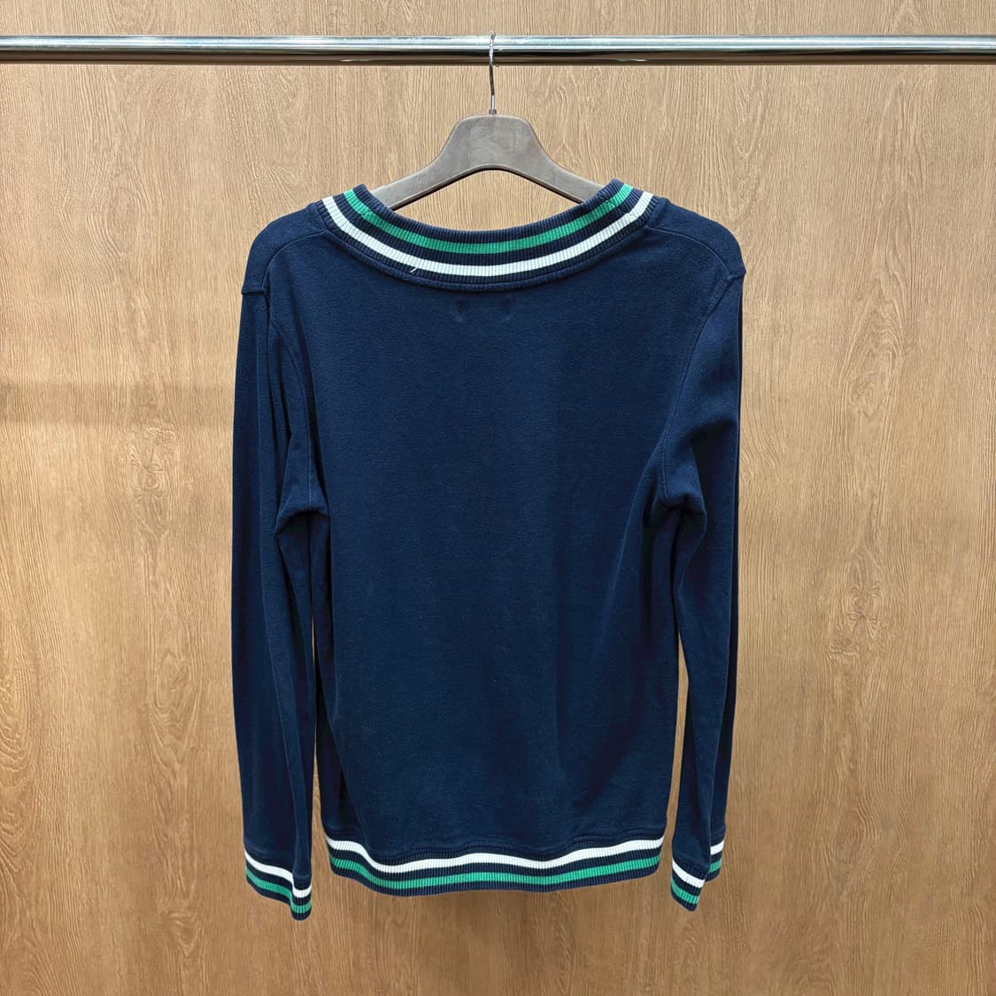 아페쎄 브이넥 코튼 플리스 긴팔 맨투맨 스트라이프 리브 디테일 네이비 상품이미지3