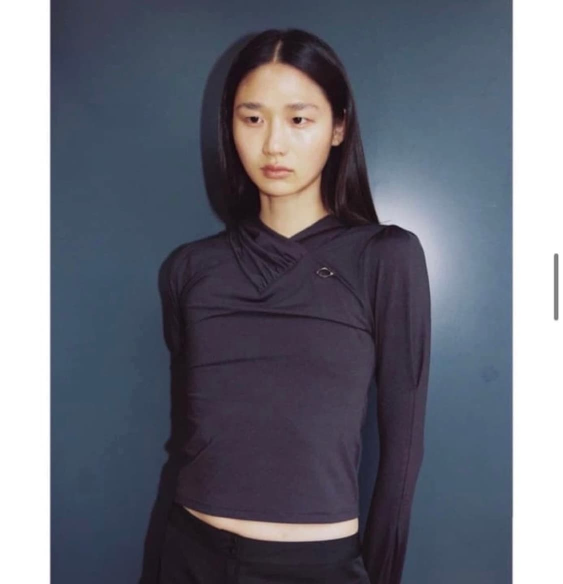 미스치프 후드 셔링 오버랩 탑 차콜  상품이미지1