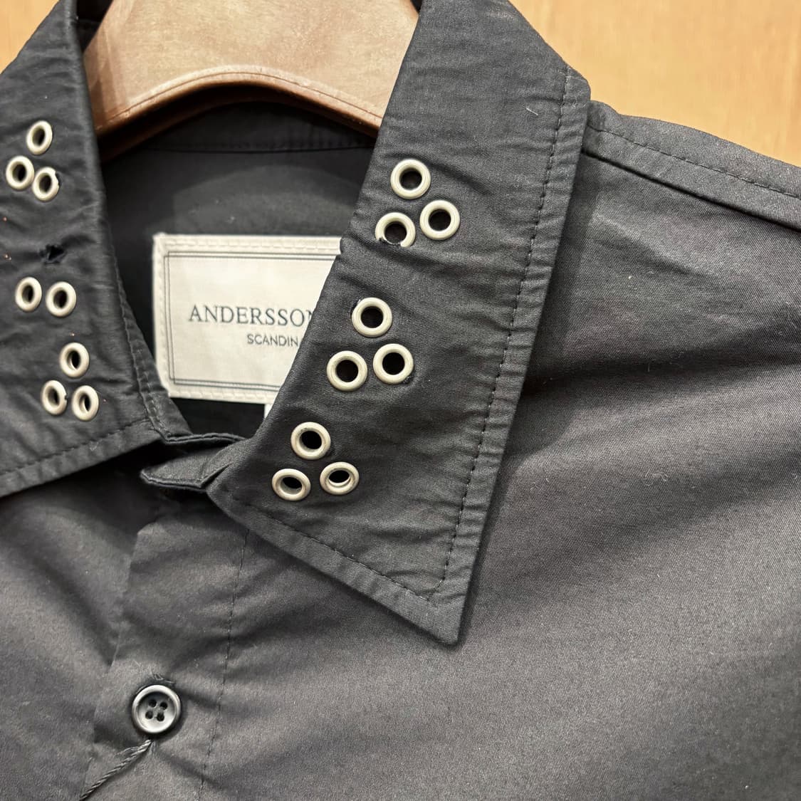 앤더슨벨 레귤러핏 코튼 긴팔 셔츠 카라 아일렛 미니멀 투포켓 디테일 블랙 상품이미지6