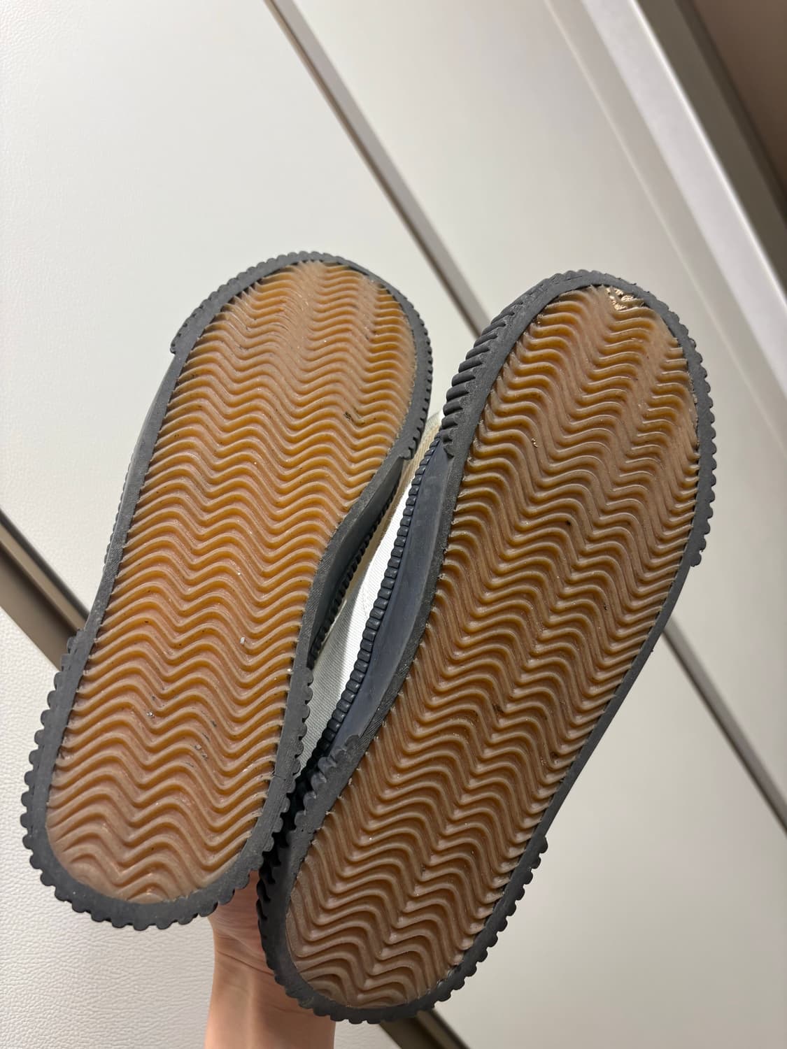 풀박스!! 로에베 아나그램 자수 플랫 스니커즈 38 상품이미지5