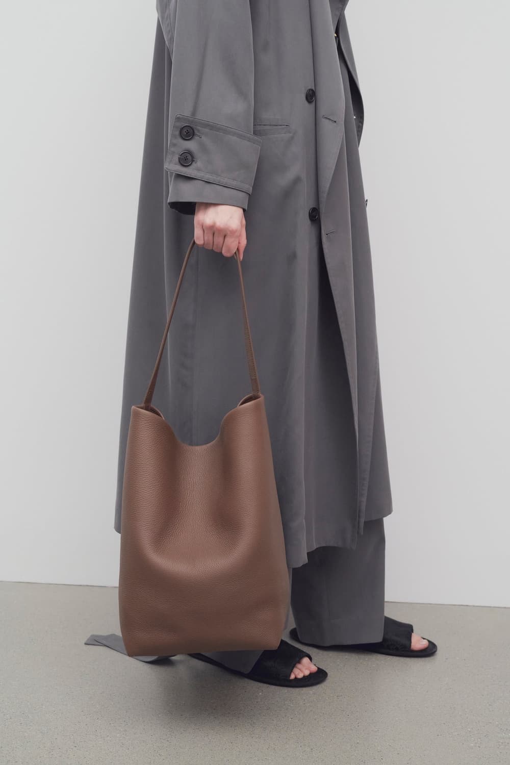 더 로우 파크백 라지 다크 올리브 컬러 상품이미지6