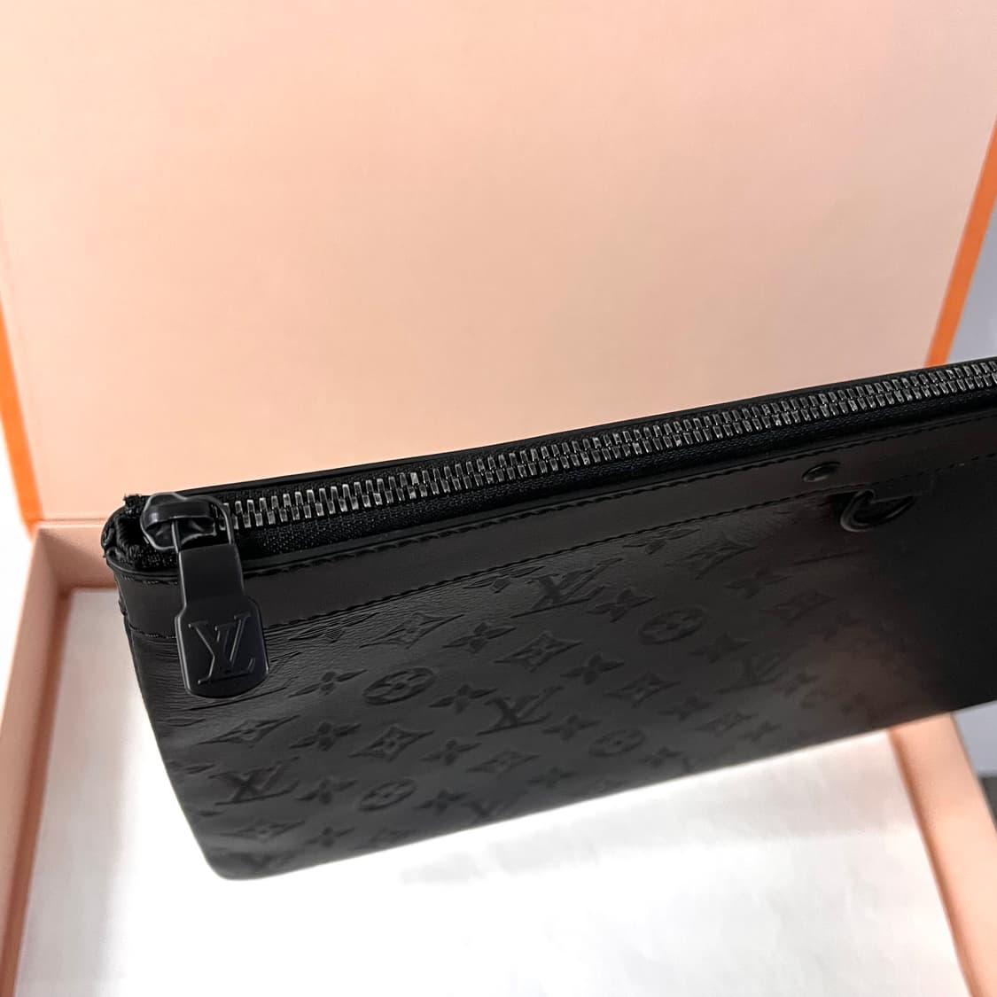 [S급/정품] 루이비통 디스커버리 쉐도우 포쉐트 블랙 GM 클러치 백 상품이미지4