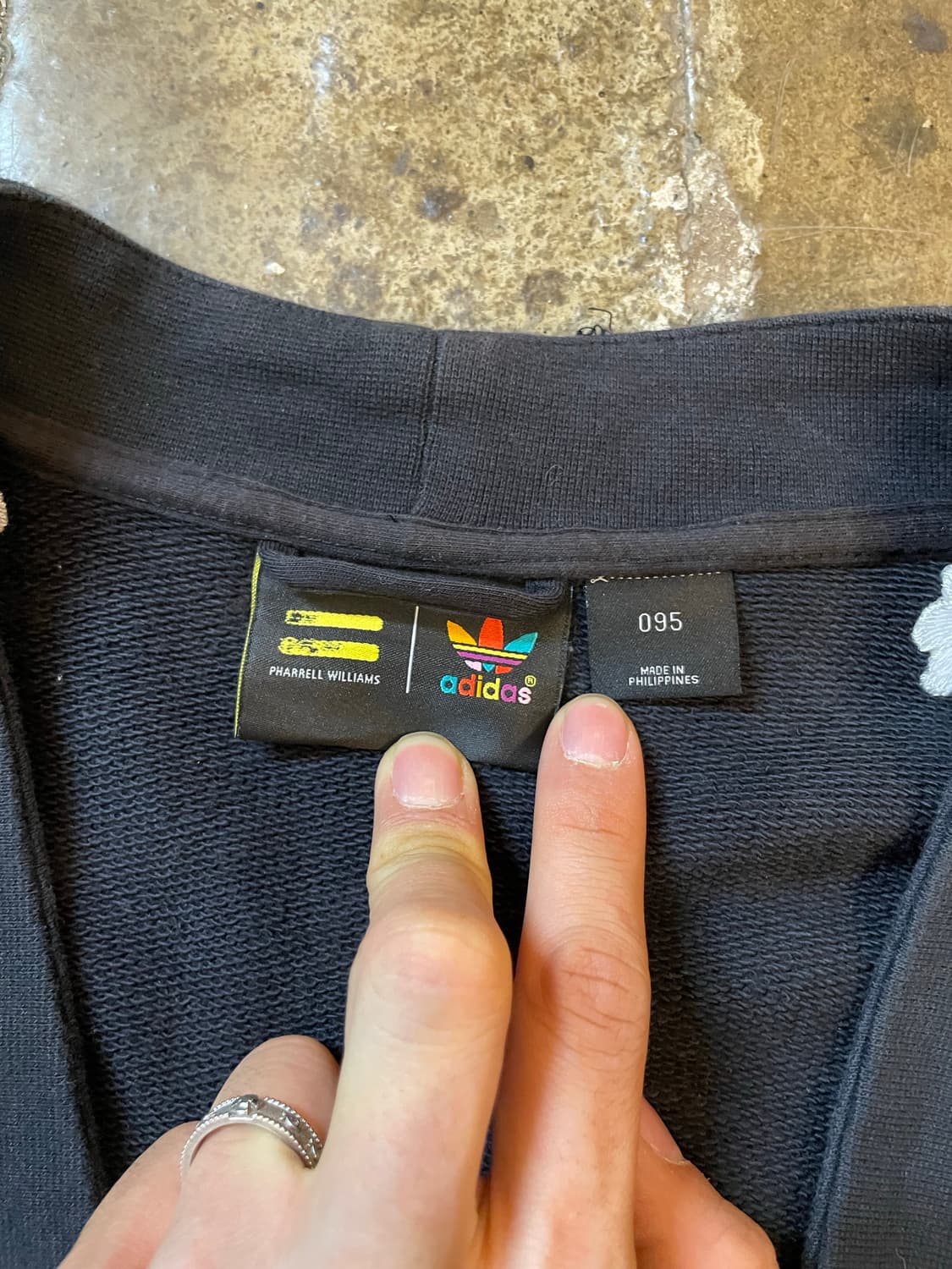 아디다스 & 퍼렐 윌리엄스 플라워 자수 가디건 블랙 상품이미지5