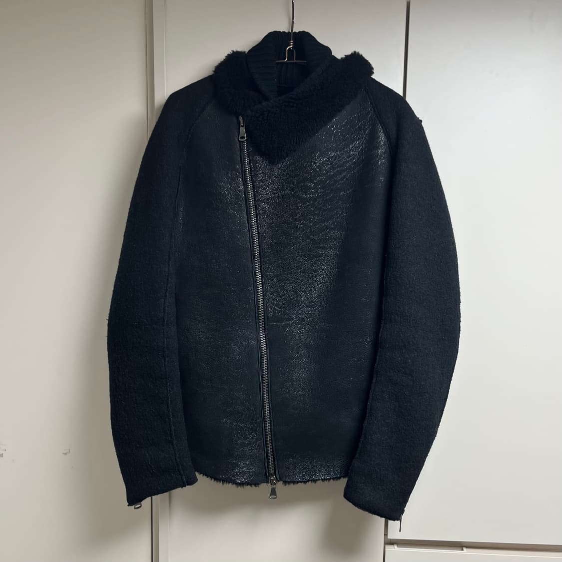 트랜짓 사선 하이넥 램스킨 무스탕자켓 상품이미지2