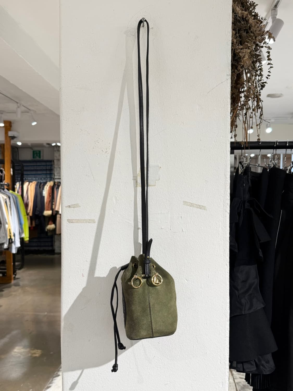 펜디 카키 몬트레조 미니 스웨이드 버킷백 상품이미지3