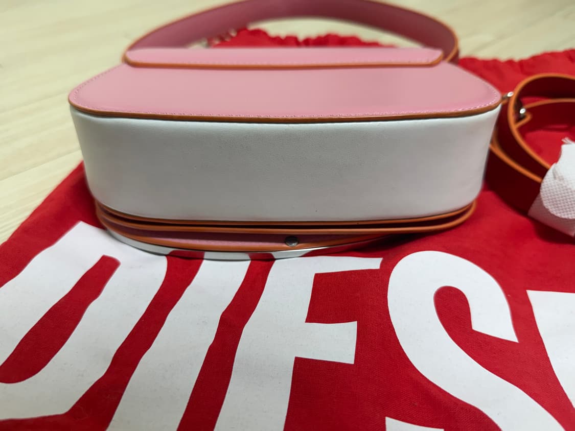 디젤 1DR 스몰 숄더백 인 나파 레더 핑크 화이트 상품이미지4