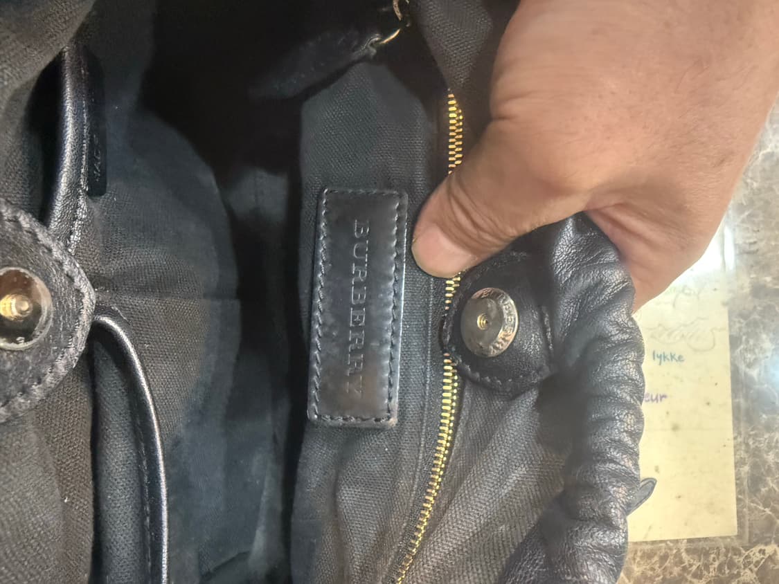 정품 버버리 리틀 크러쉬 버킷 크로스백 팝니다 상품이미지9