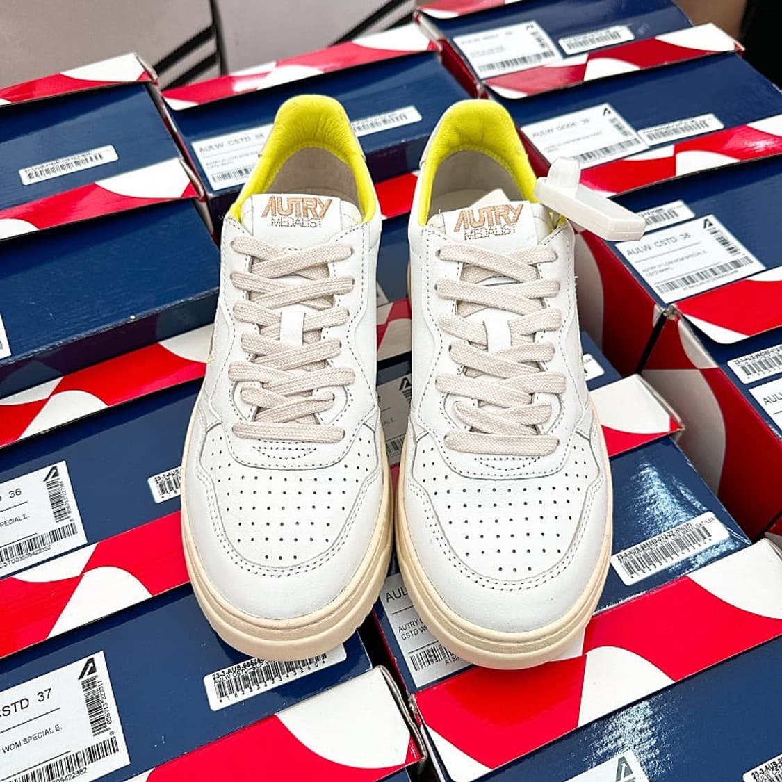 (정품/새상품) 오트리 여성 화이트 네온 옐로우 카프스킨 레더 스니커즈 상품이미지1
