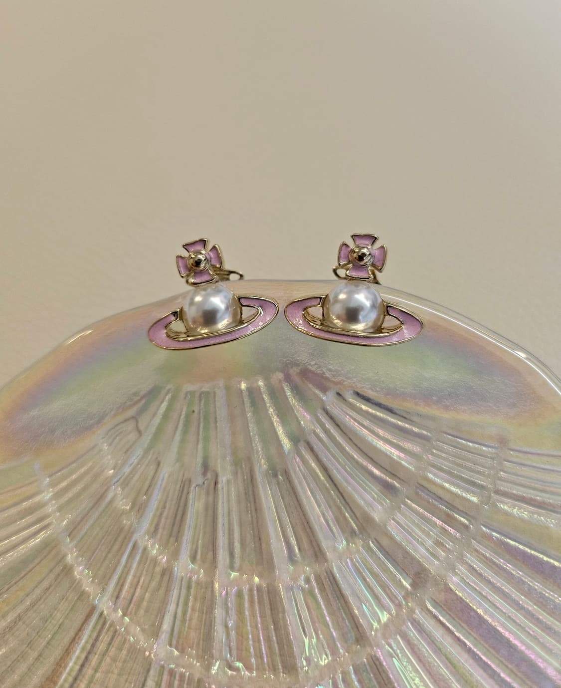 비비안웨스트우드 업사이클링 진주 핑크우주선 귀걸이 상품이미지2