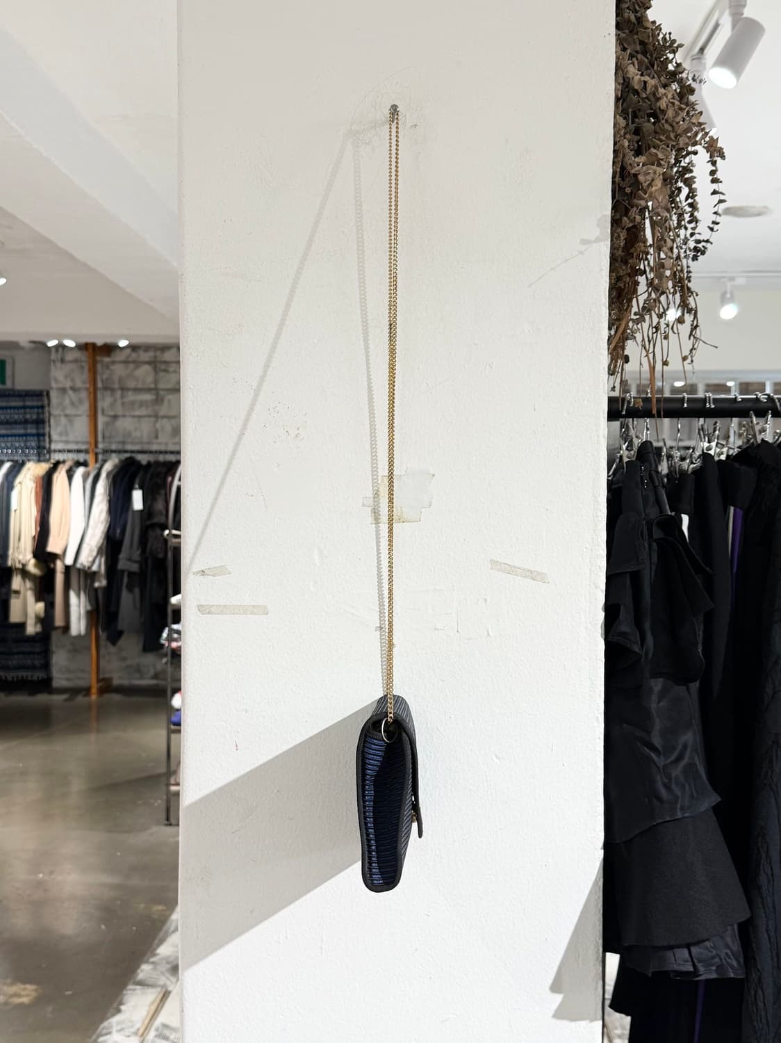 입생로랑 블루 인 텔라 네로 크로스백 상품이미지5