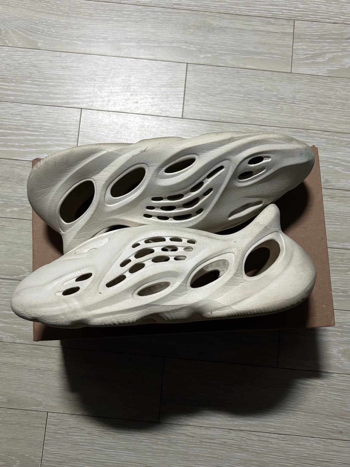 Adidas Yeezy Foam RNR Sand 상품이미지3