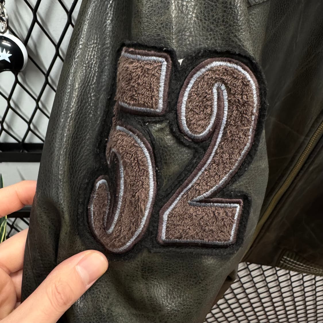 JPN VINTAGE 크랙 레더 바시티자켓 빅로고 포인트 다크브라운 상품이미지6