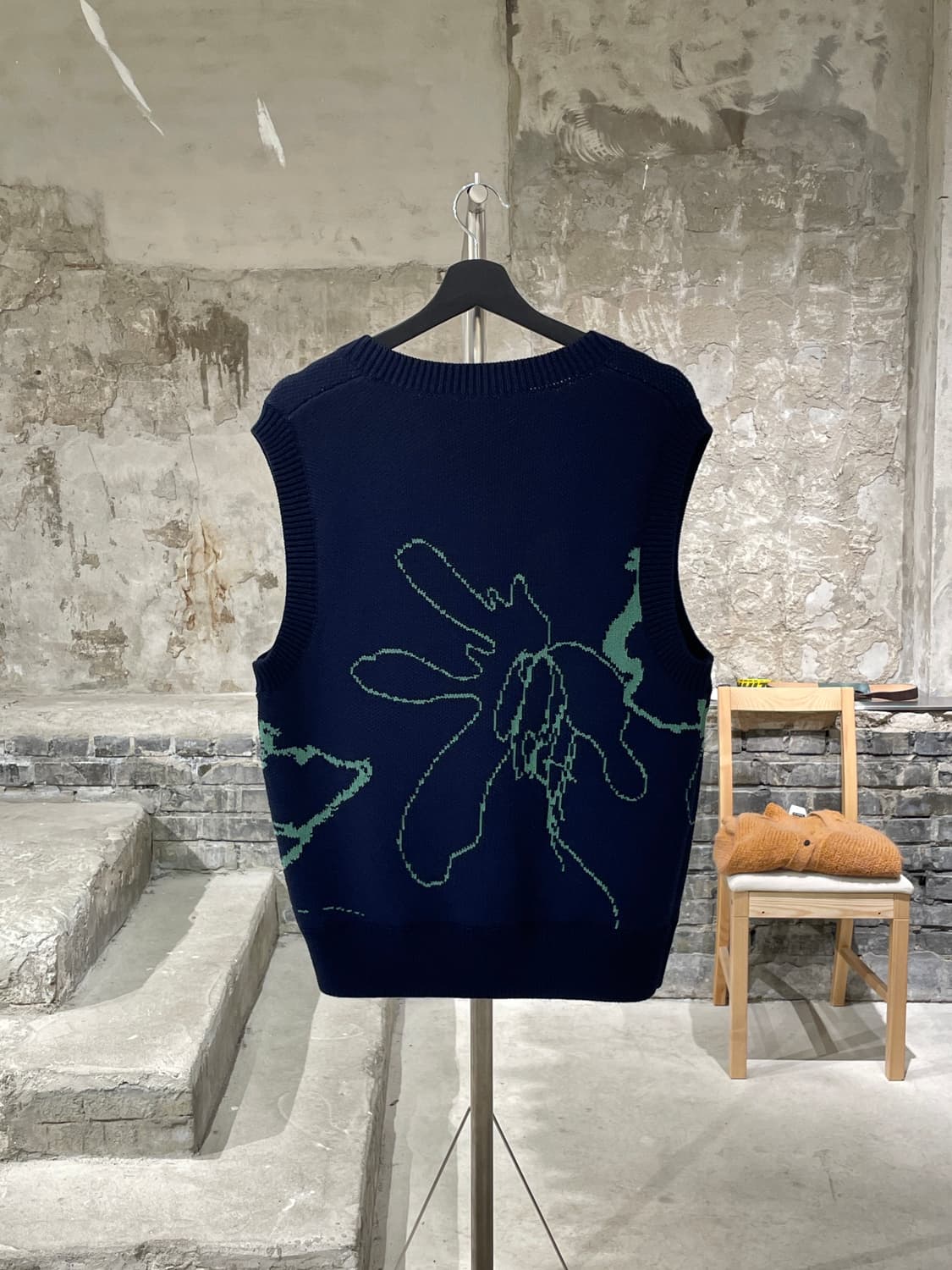 코스 네이비 레귤러 자카드 V넥 니트 베스트 상품이미지6