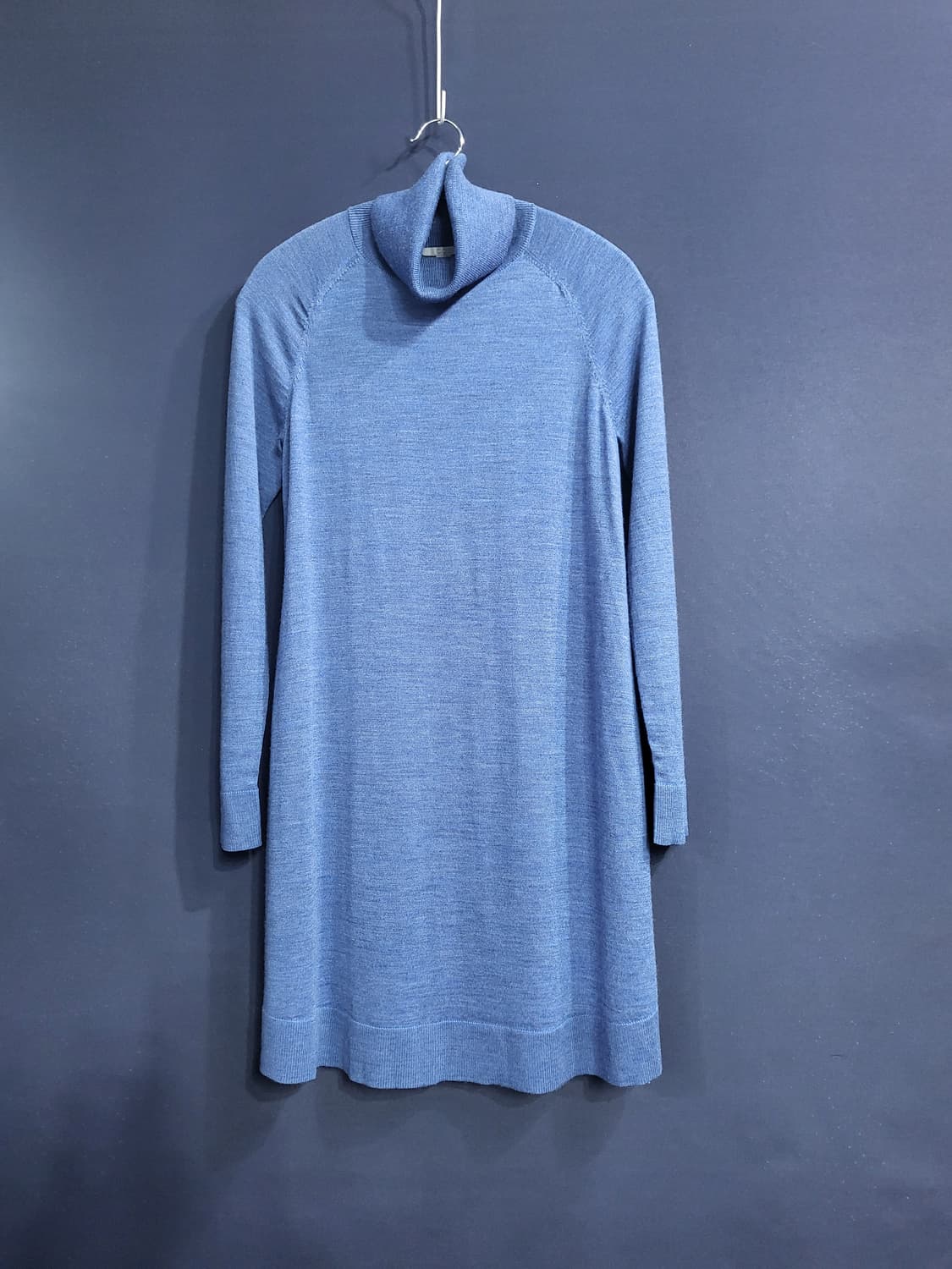 코스 울100 터틀넥 미디원피스 상품이미지1