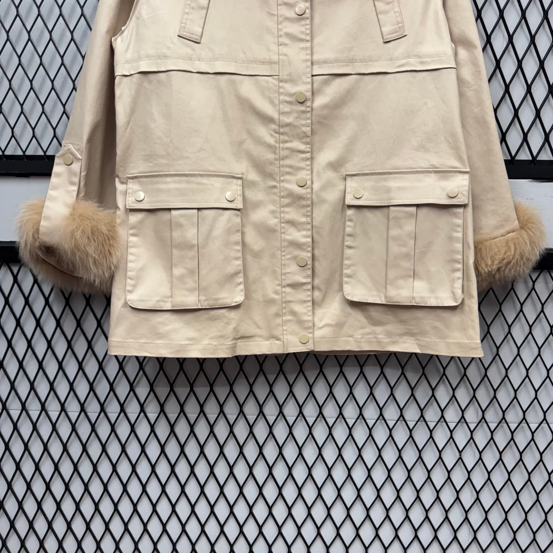 안나수이 폭스퍼 카라 코튼 하프 파카 소매퍼 디테일 베이지 상품이미지4