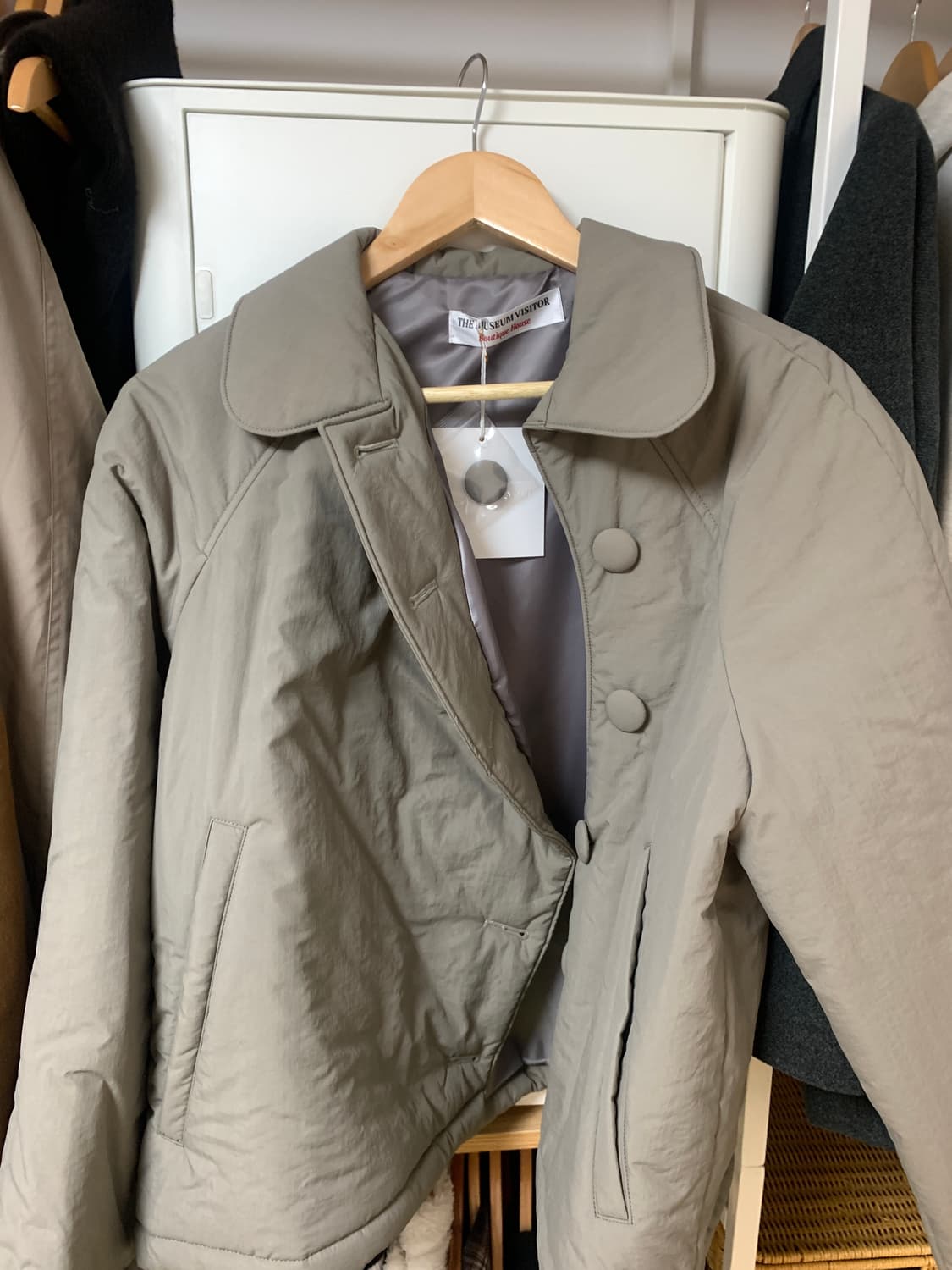 더뮤지엄비지터 언밸런스 퍼프 자켓 베이지 상품이미지3