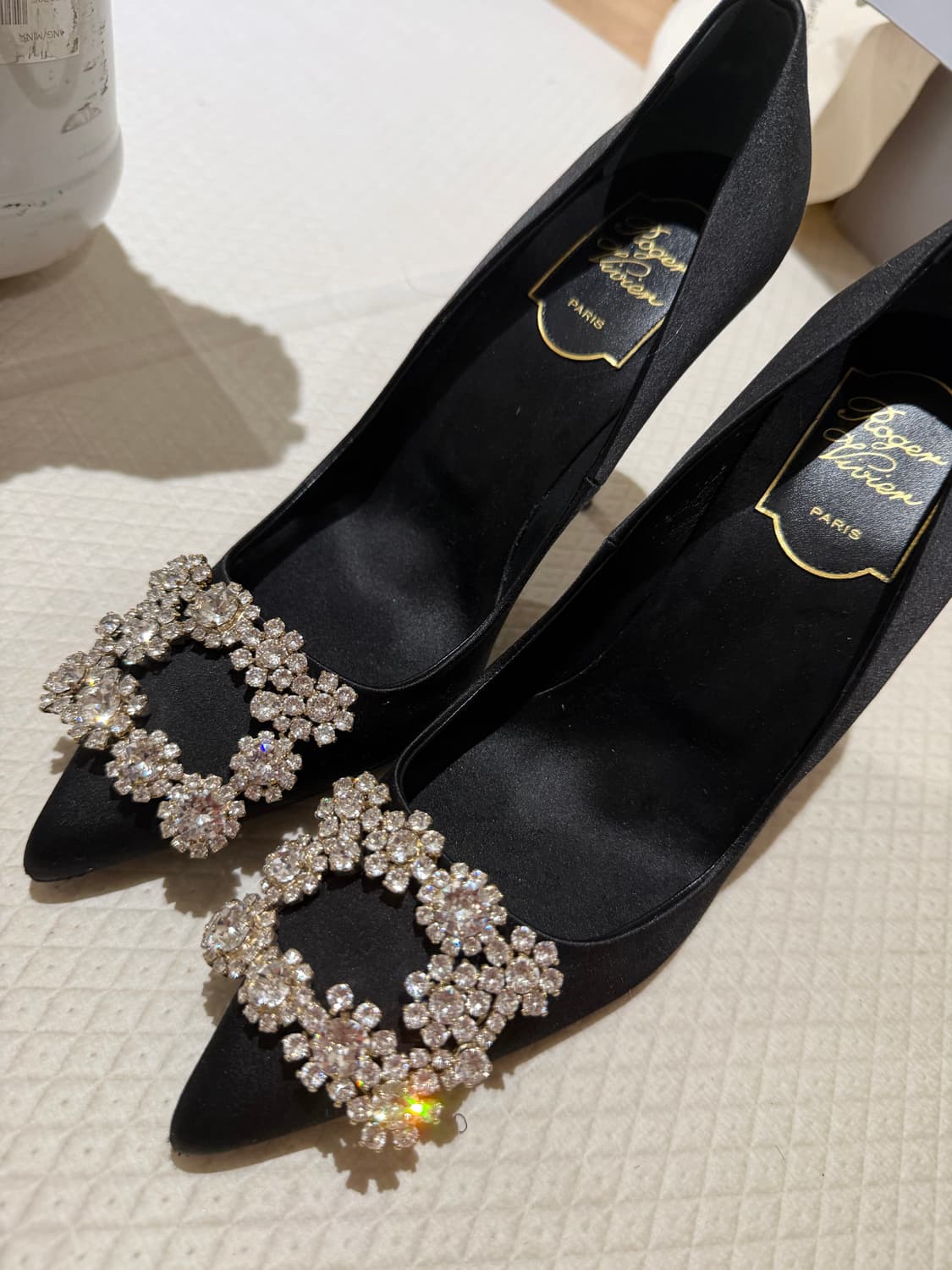 로저비비에 새틴 블랙하이힐 상품이미지1