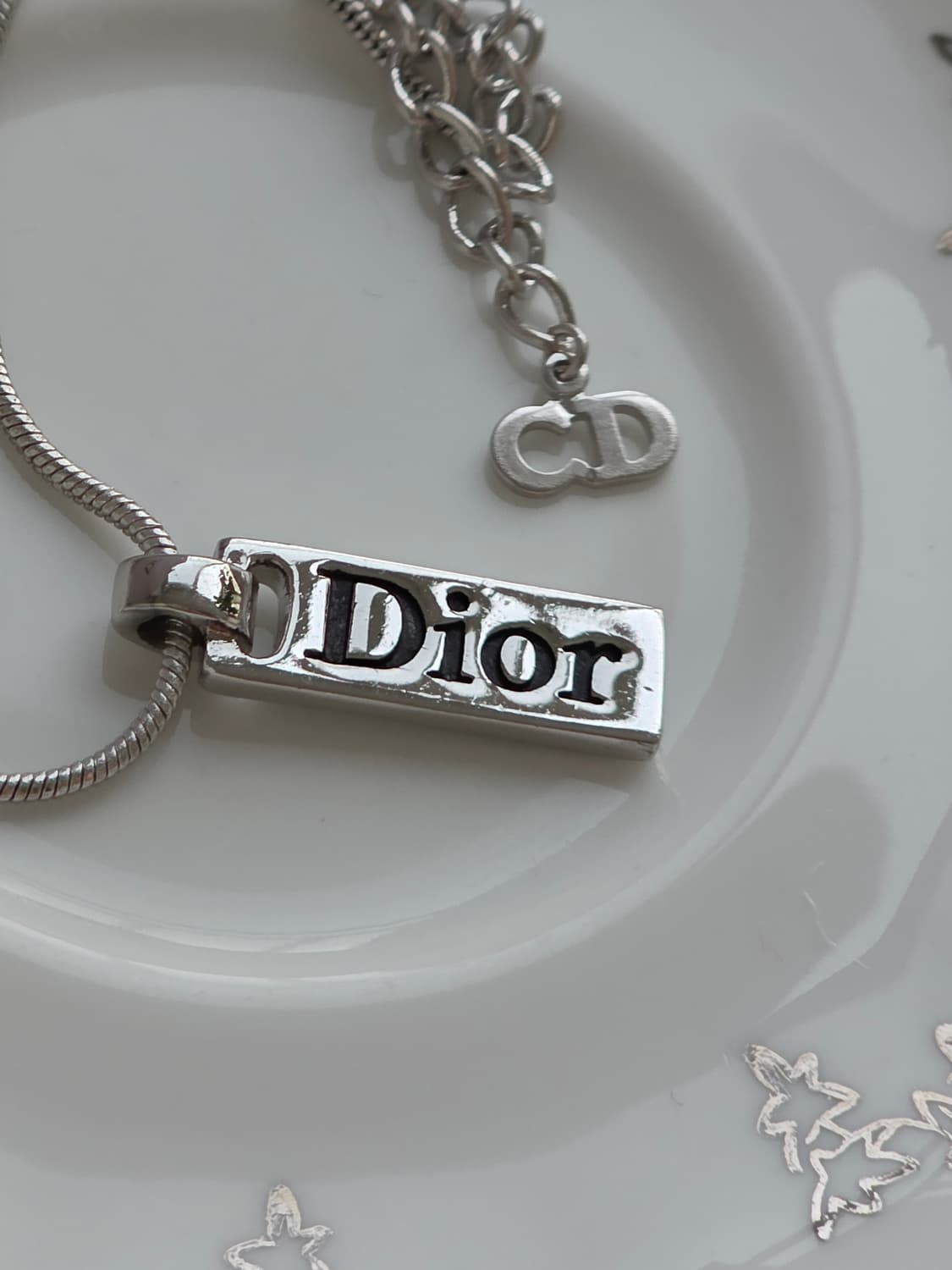 디올 은장 세로바 플레이트 Dior 레터링 목걸이 상품이미지6