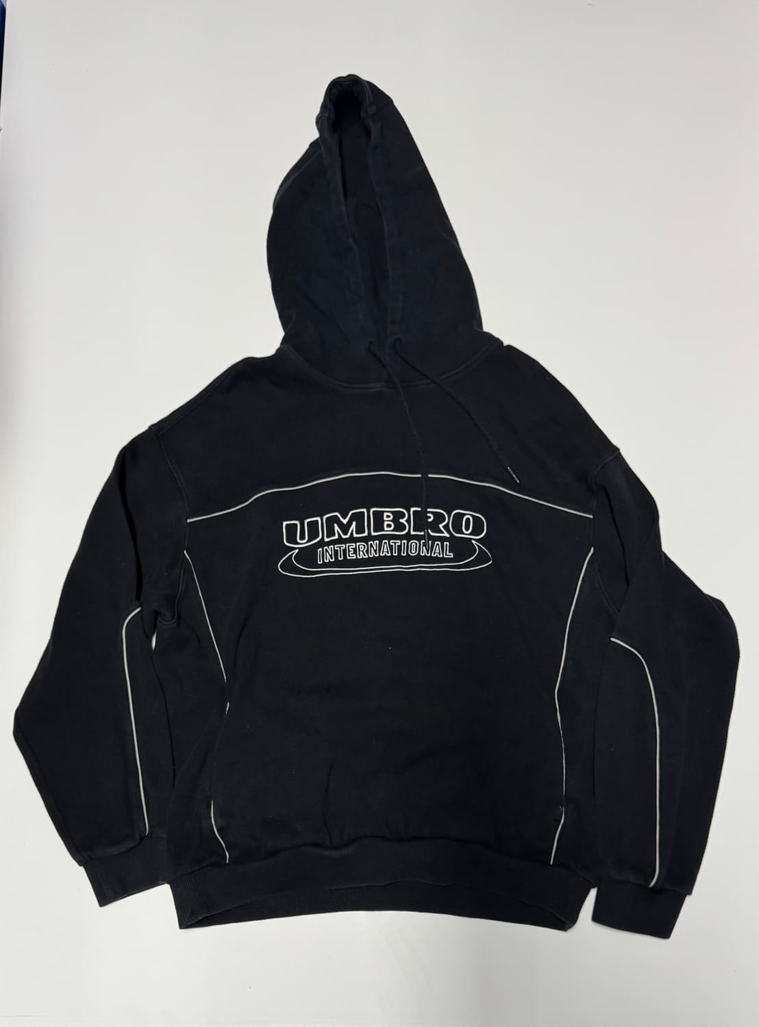 엄브로 Umbro 23년도 파이핑 후드티 L~ XL 블랙 상품이미지1