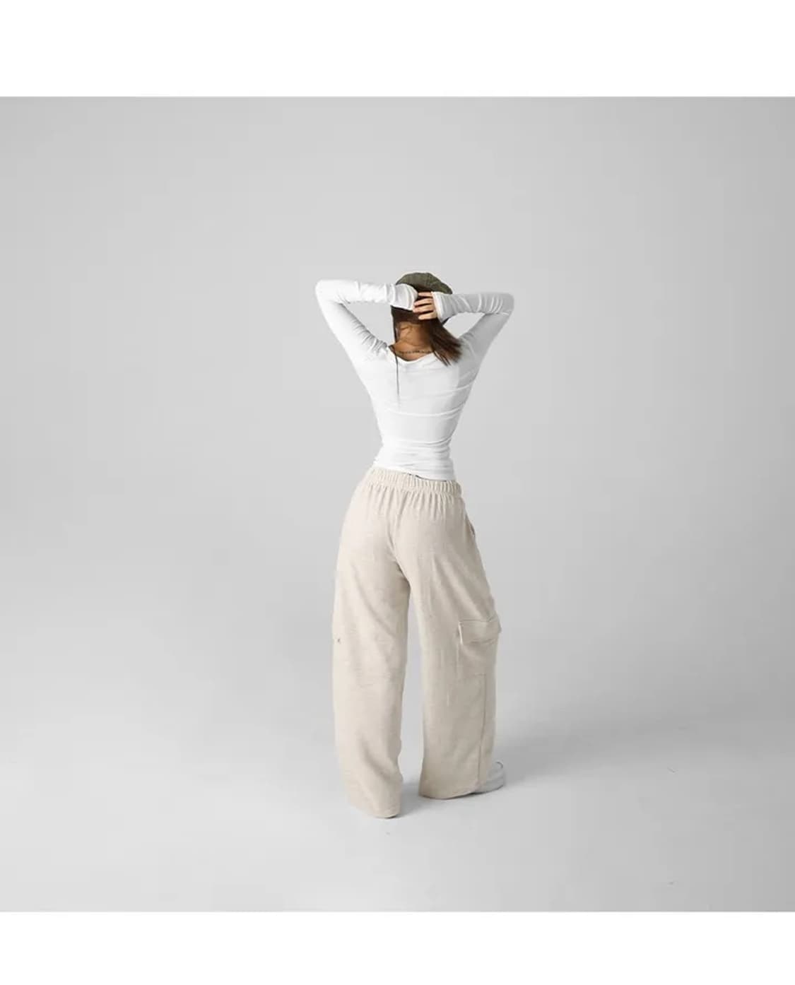 버터랩 25FW 펜던트 브이넥 슬림핏 긴팔 티셔츠 차콜 상품이미지6