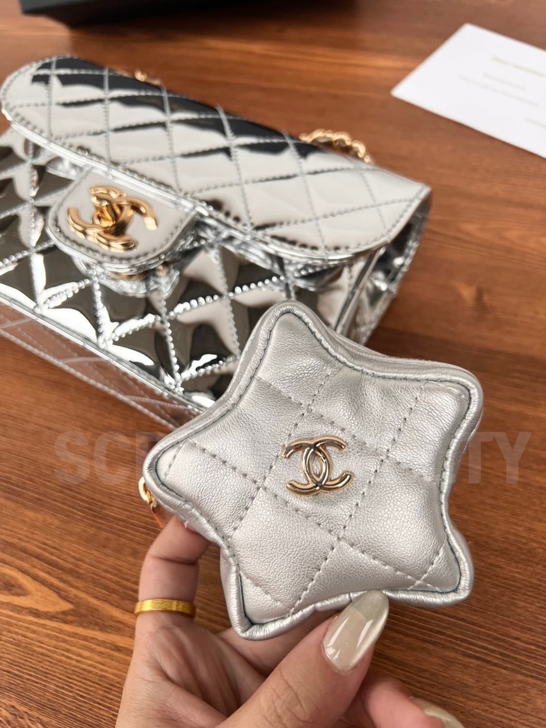   샤넬 뷰티 VIP 실버 메탈 크로스백 파우치 및 스타 코인 퍼스 세트 상품이미지8