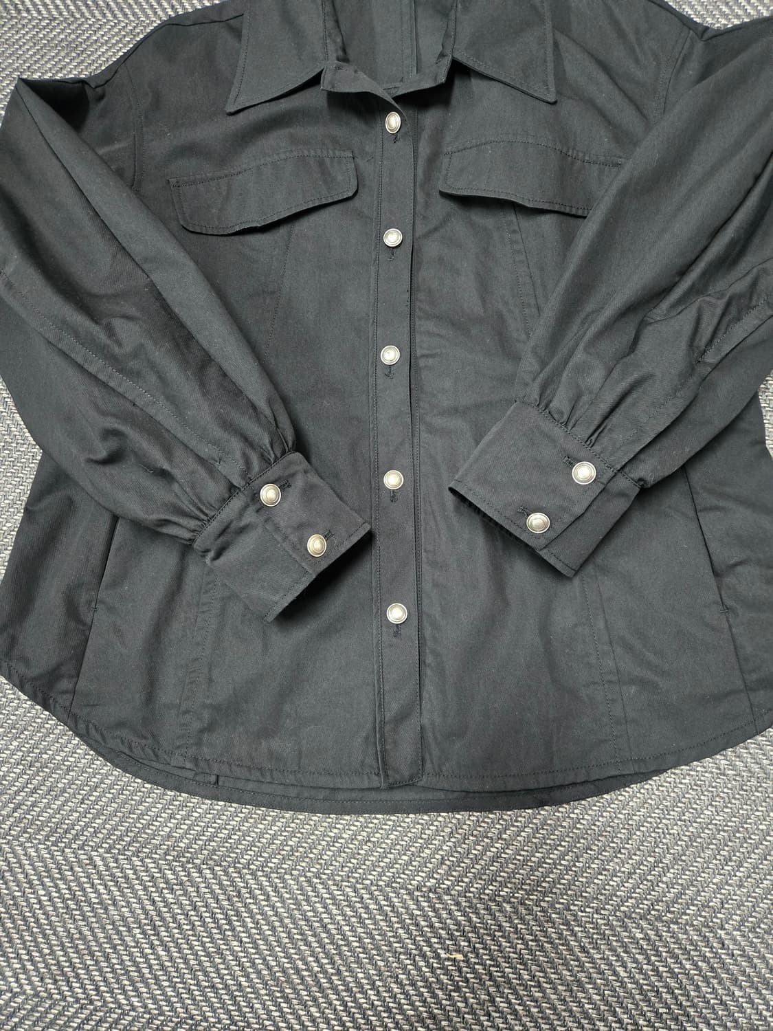 한섬 시스템 SYSTEM 블랙 퍼프 셔츠 자켓 상품이미지4