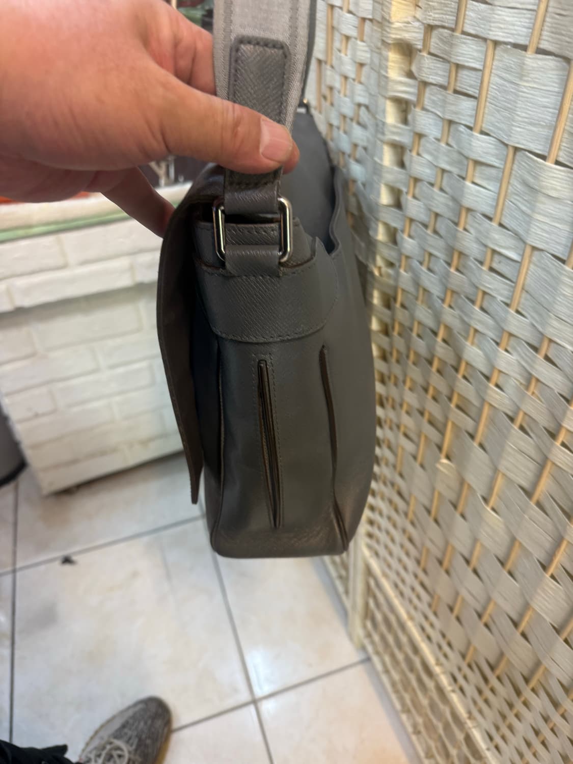 정품 루이비통 타이가 로만 크로스백 팝니다 상품이미지3