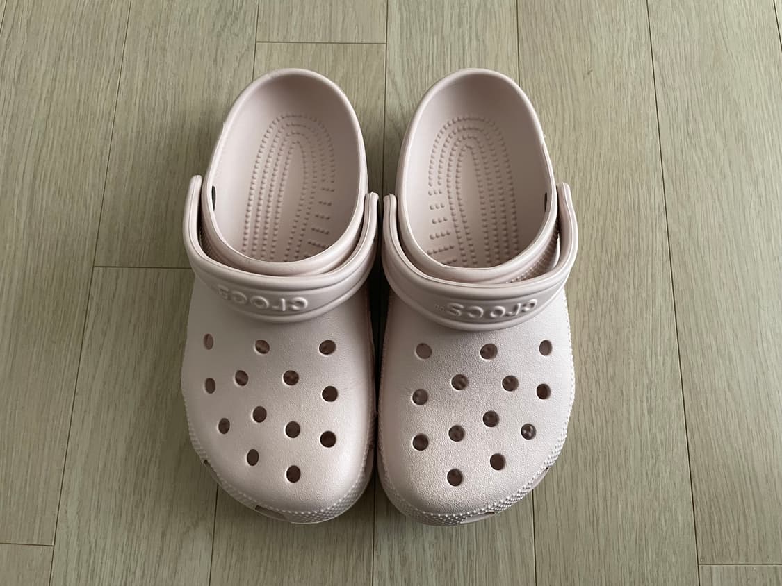 크록스 클래식 240 쿼츠 딸기우유 / 2회 착용 중고  상품이미지2