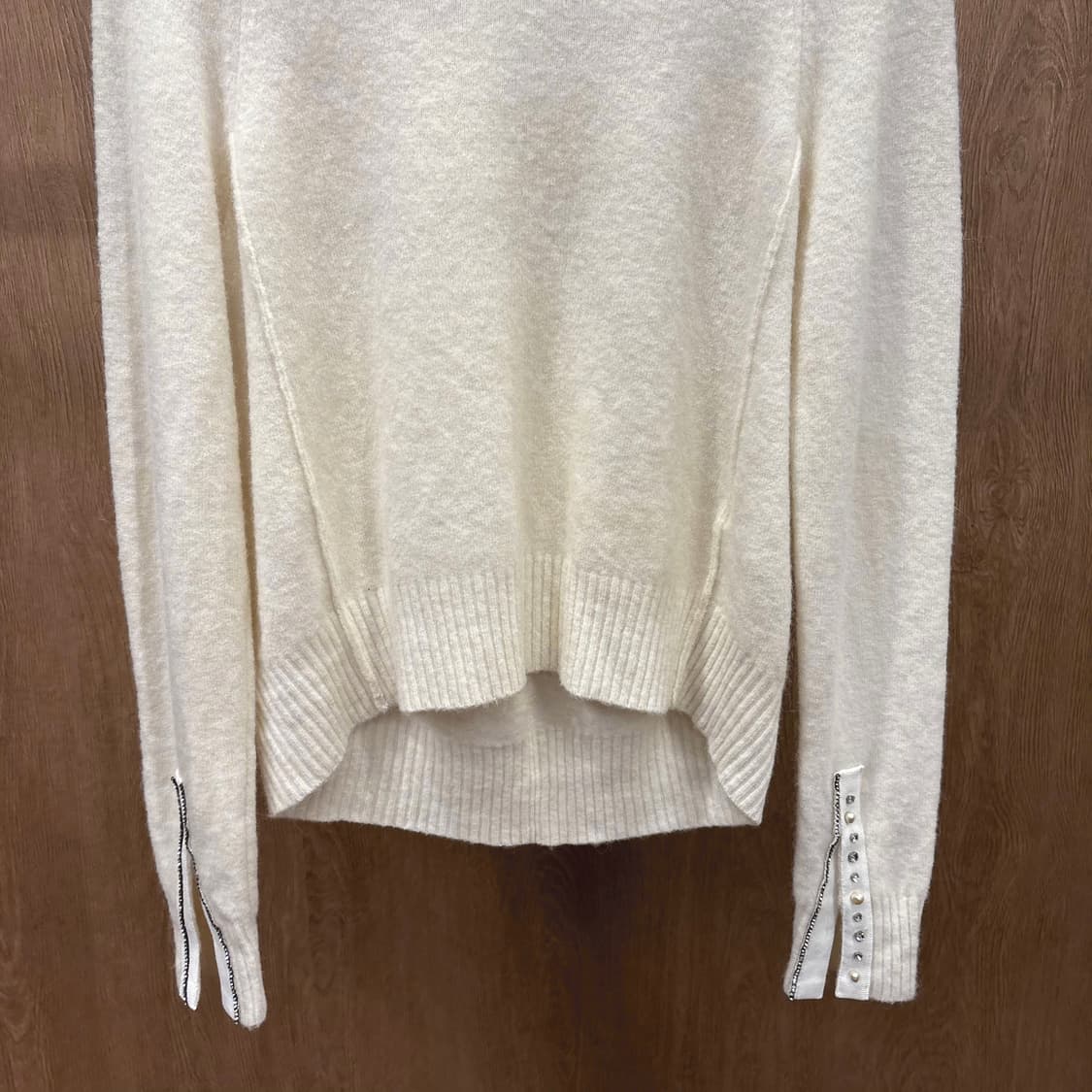 3.1 필립림 라운드넥 니트 슬리브 슬릿 진주 큐빅 장식 디테일 아이보리 상품이미지5