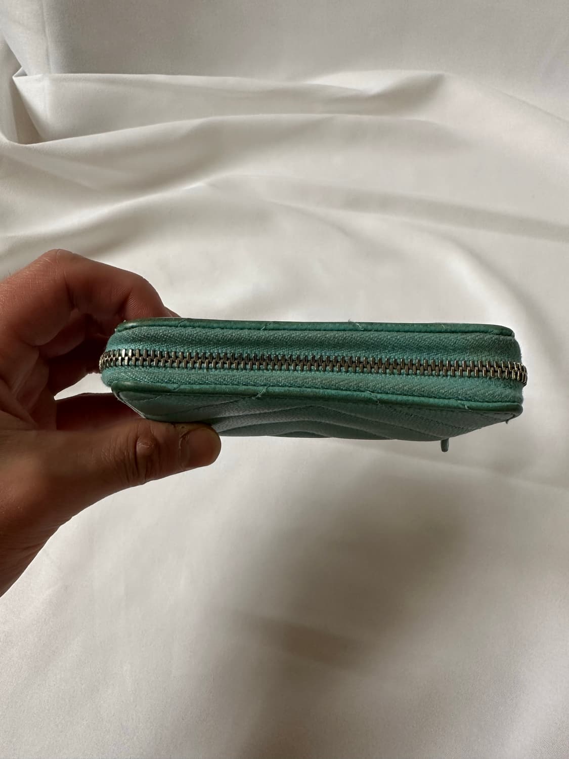 샤넬 여성 캐비어 지퍼돌이 카드지갑 스카이블루 금장 상품이미지4