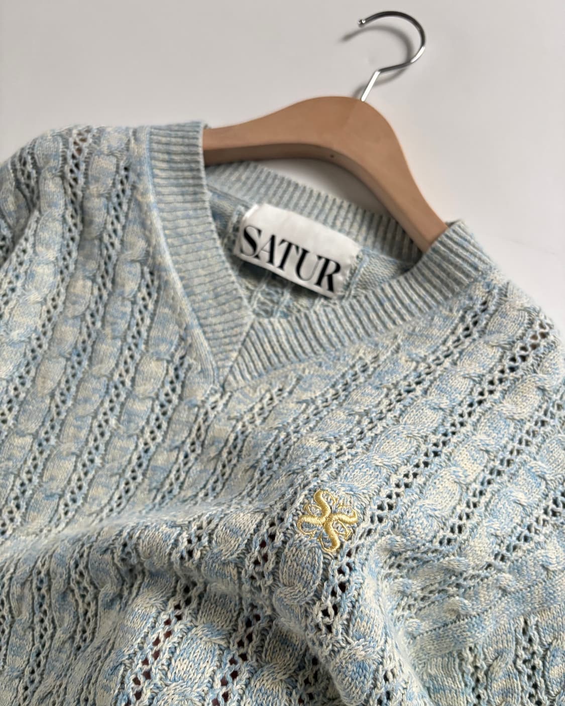  SATUR 새터 브이넥 케이블 니트 상품이미지1