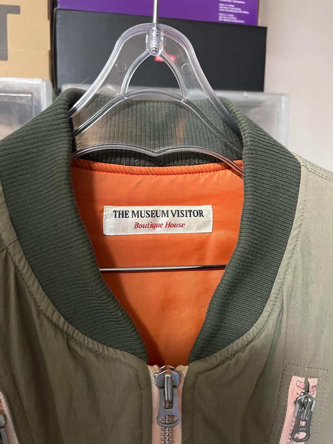 더뮤지엄비지터 스프레이 봄버 XL 상품이미지3