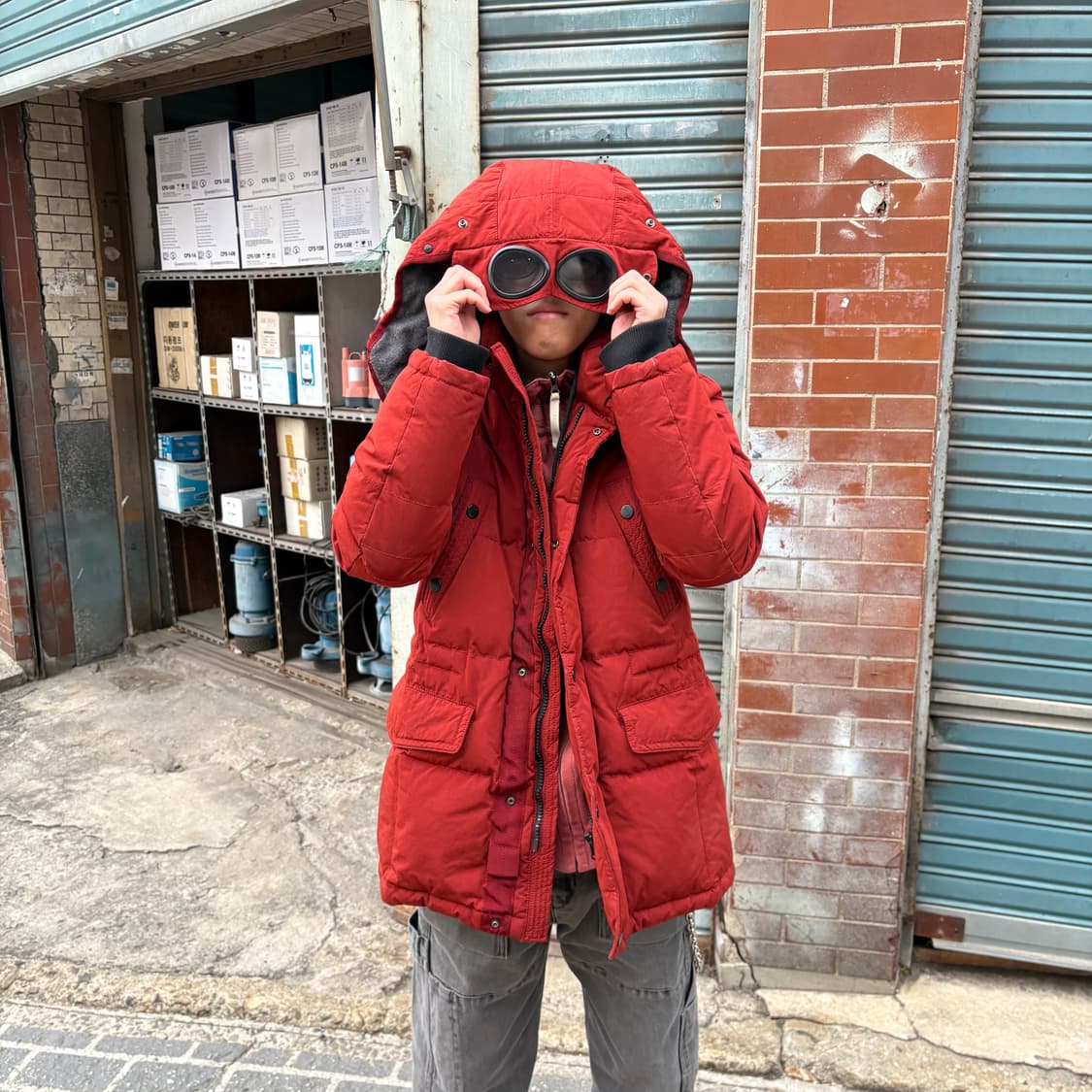 씨피컴퍼니 덕다운 레드 고글 후디드 푸퍼 자켓(탈부착) 상품이미지1