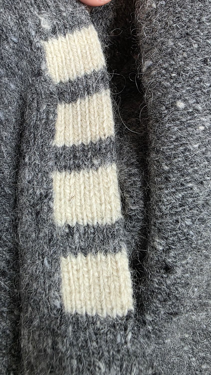 [4,새상품급]톰브라운 리버스 사선 가디건 상품이미지3