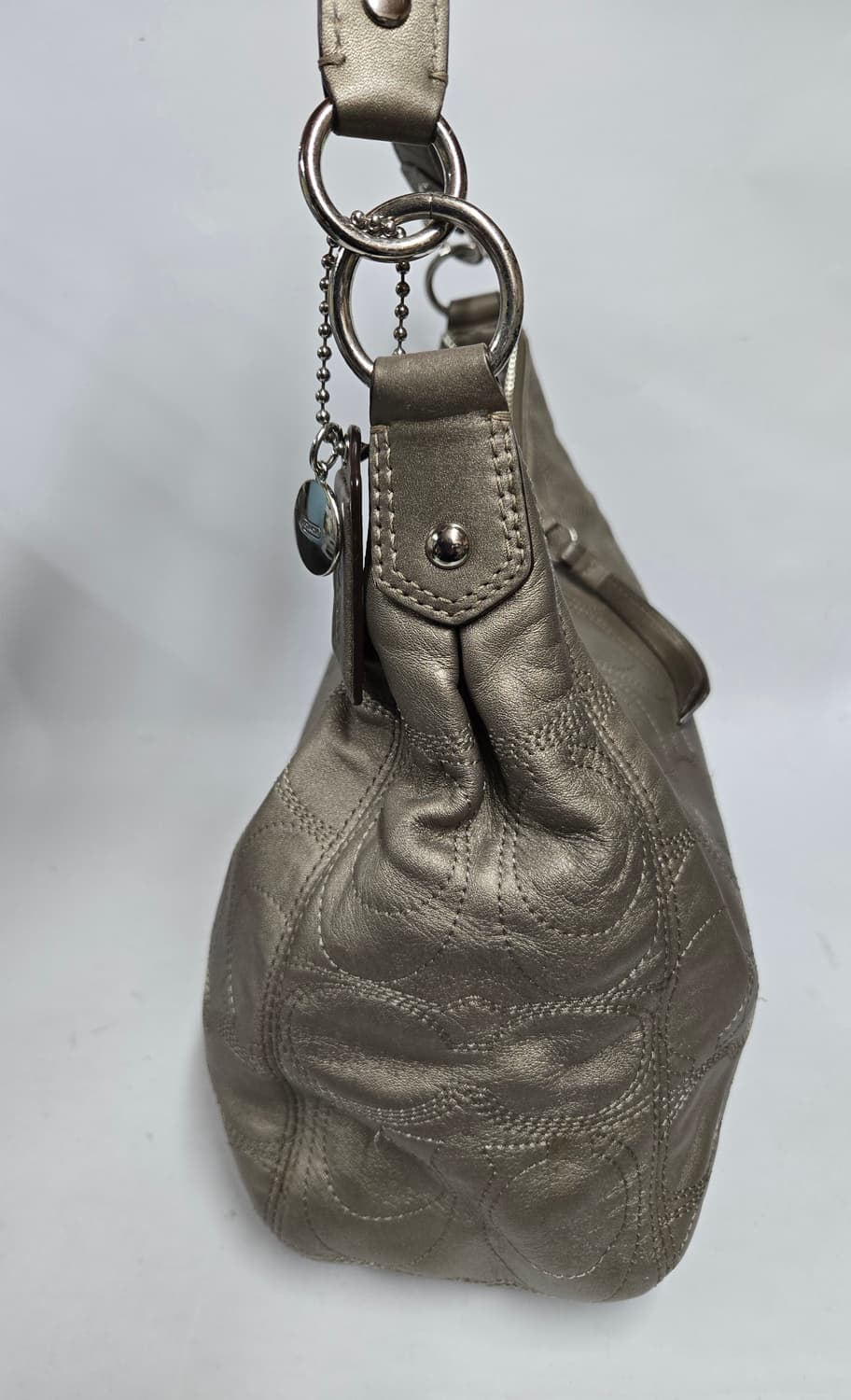 코치 시그니처 숄더백 골드 상품이미지4