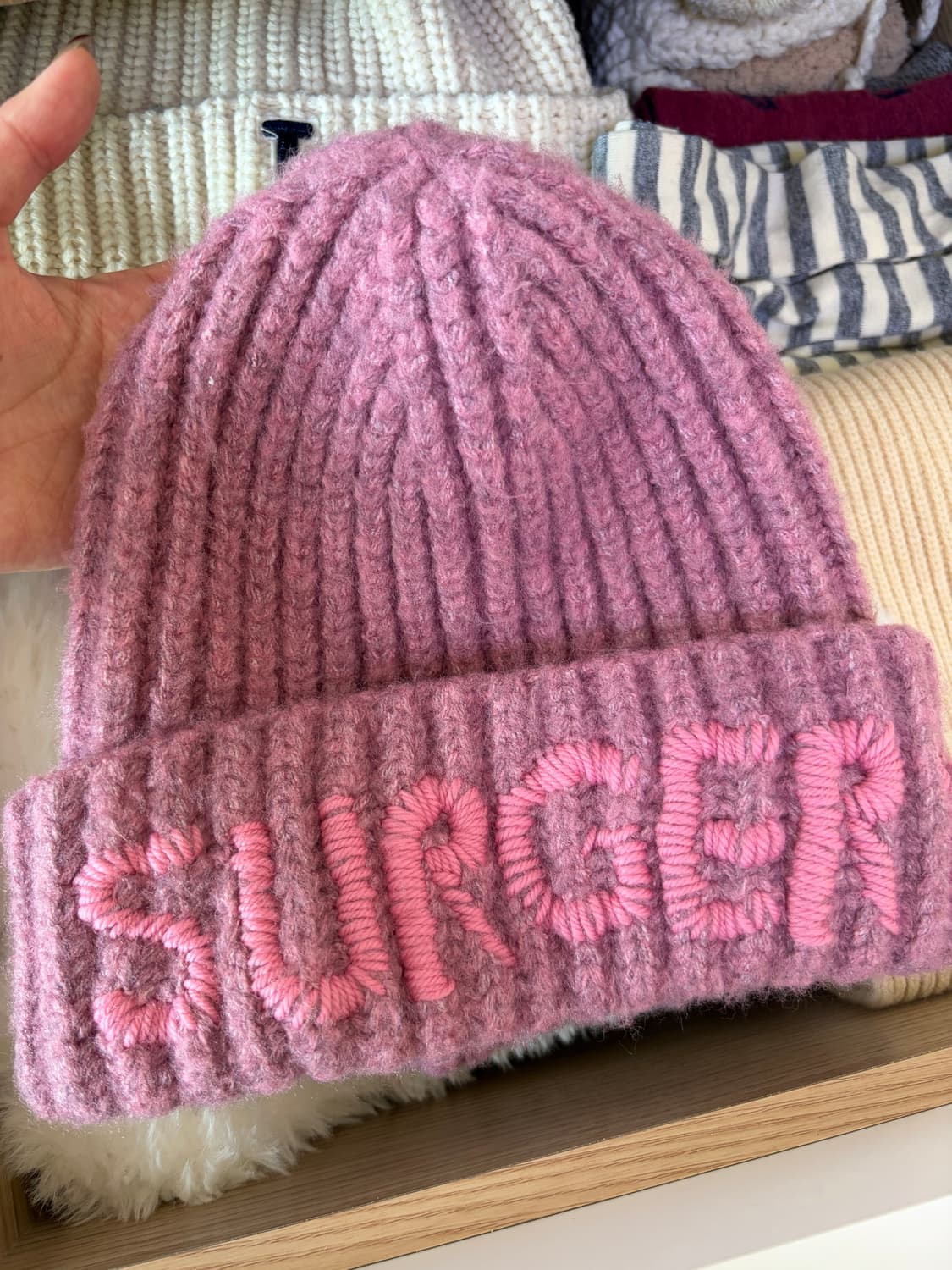 써저리 핸드스티치 자수 로고 비니 핑크 상품이미지2