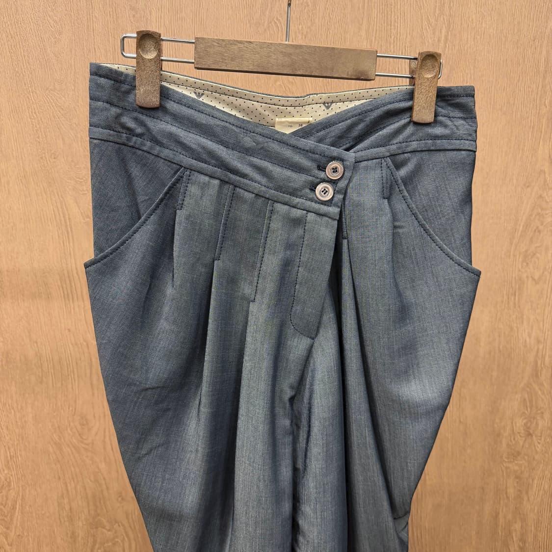 엠포리오 아르마니 하프 팬츠 언발란스 랩 레이어드 디테일 차콜 그레이 상품이미지4