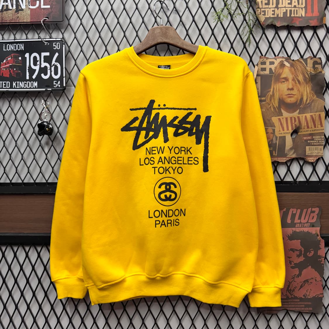스투시 월드투어 크루넥 스웻셔츠 전후면 레터링 포인트 옐로 상품이미지1