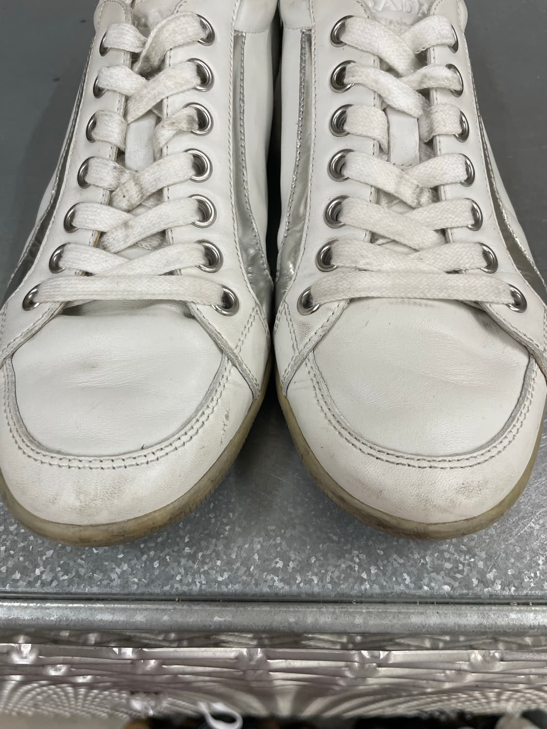 프라다 레더 스니커즈 화이트 7 상품이미지7