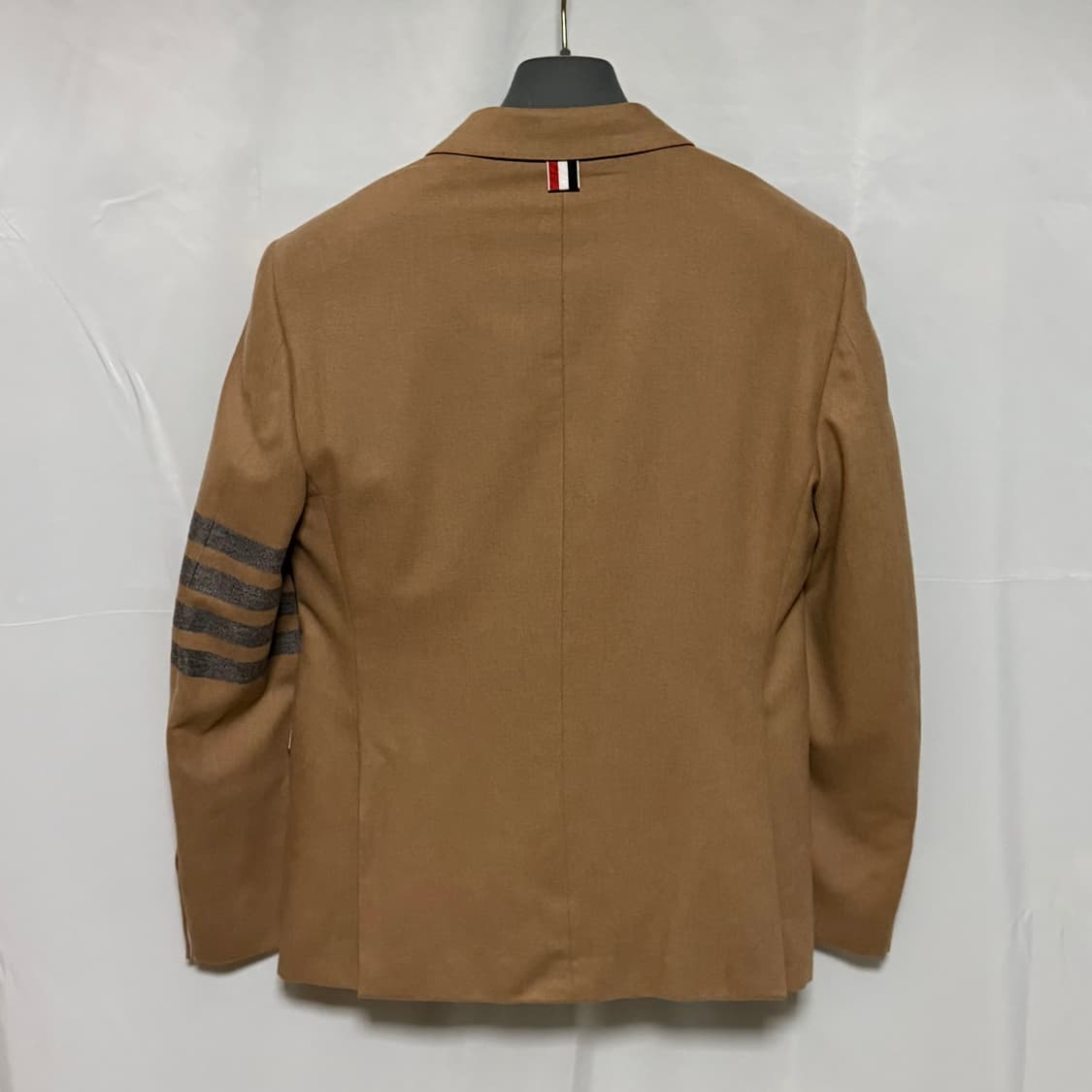 [S+급/1] 톰브라운 사선완장 울 트윌 클래식 수트 정장 베이지 상품이미지5