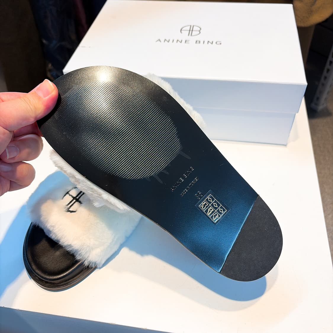 (정품/새상품) ANINE BING 애니빙 여성 화이트 퍼 슬리퍼 뮬 상품이미지5