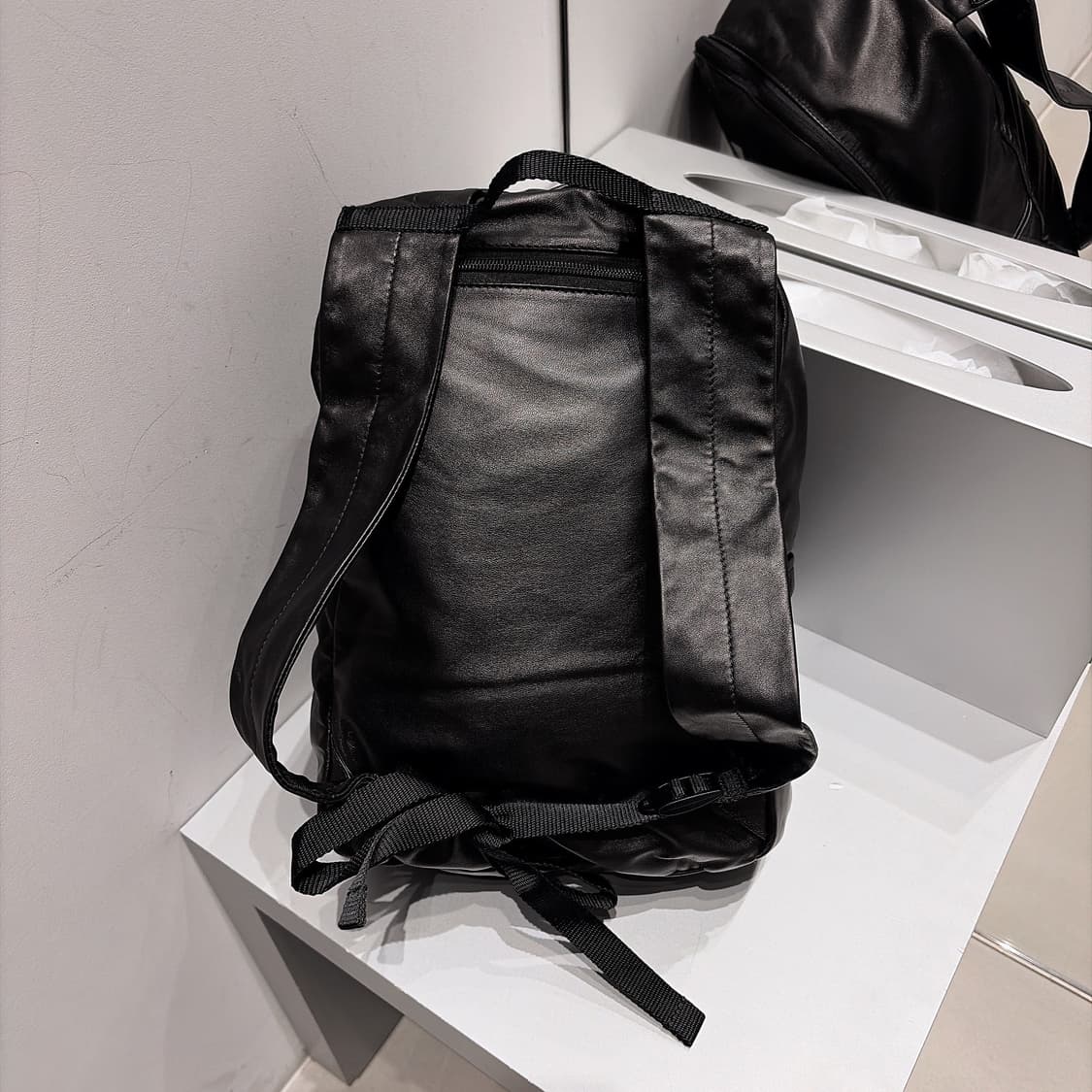 (정품/새상품) 발렌시아가 X 언더아머 블랙 램스킨 가죽 백팩 상품이미지2