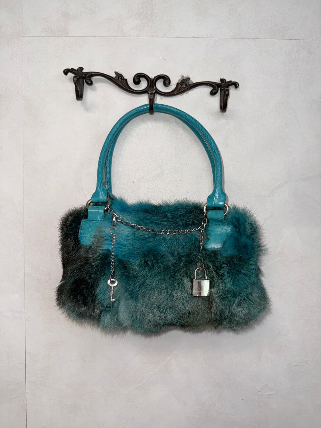 Mixed turkish blue fur key chain 숄더백 상품이미지1