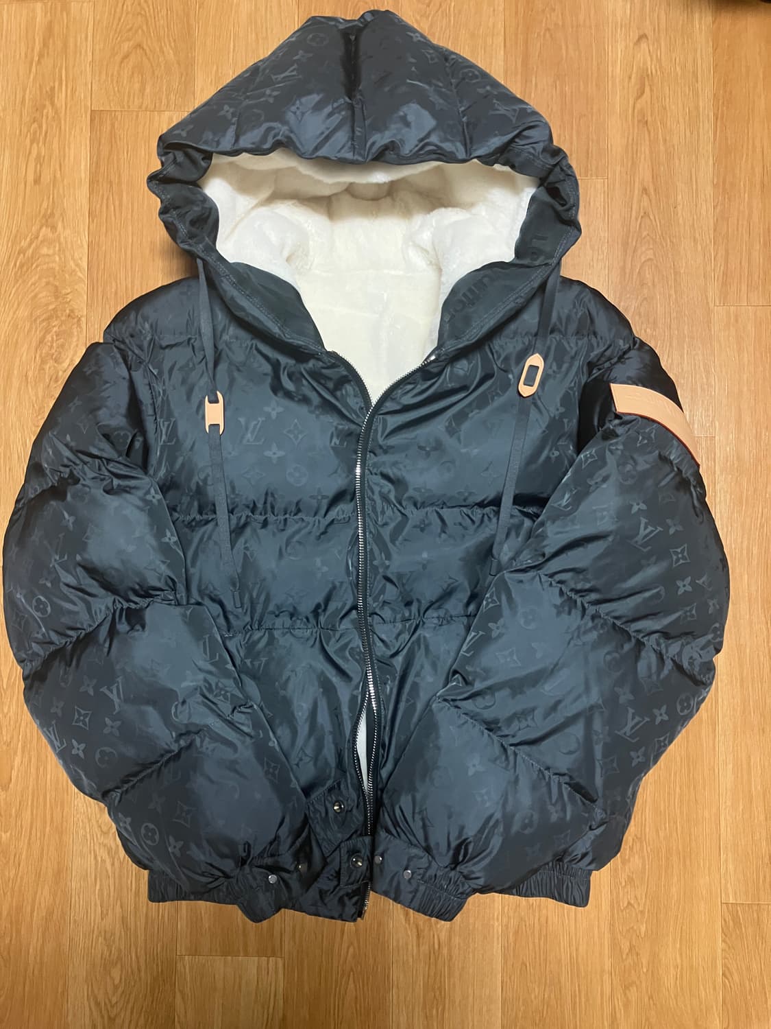 루이비통 25FW 시어링 모노그램 패딩 48 상품이미지3