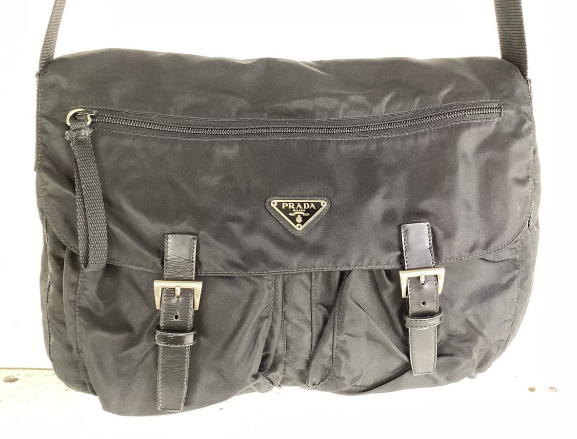 프라다 나일론 삼각 로고 투버클 크로스백 상품이미지1