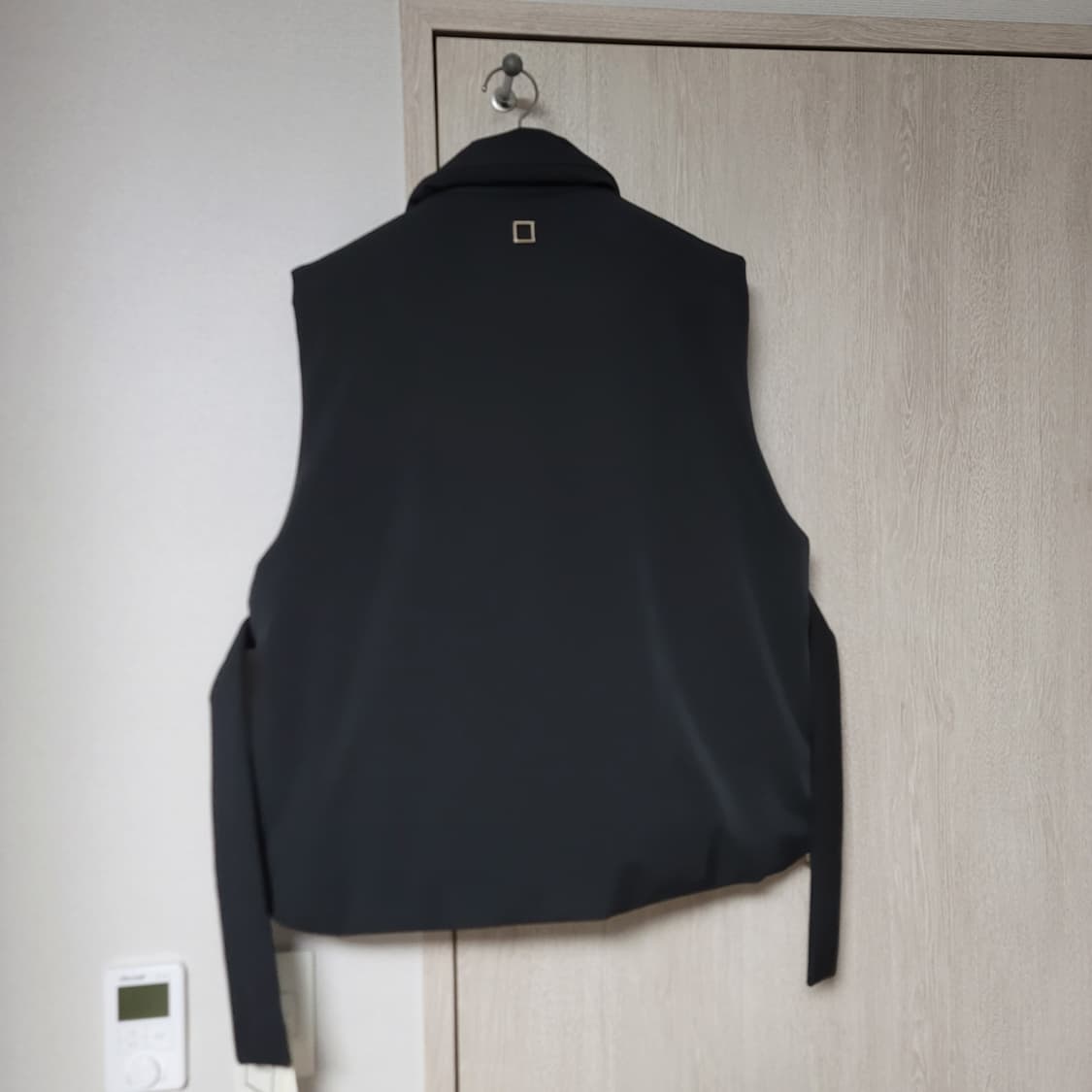 우영미 20fw 블랙 벨트 디테일 패딩 베스트 상품이미지2