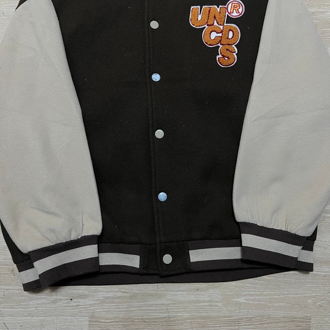 언체인드 스튜디오 자수 로고 스타디움 바시티 자켓 [브라운] L/100 상품이미지3