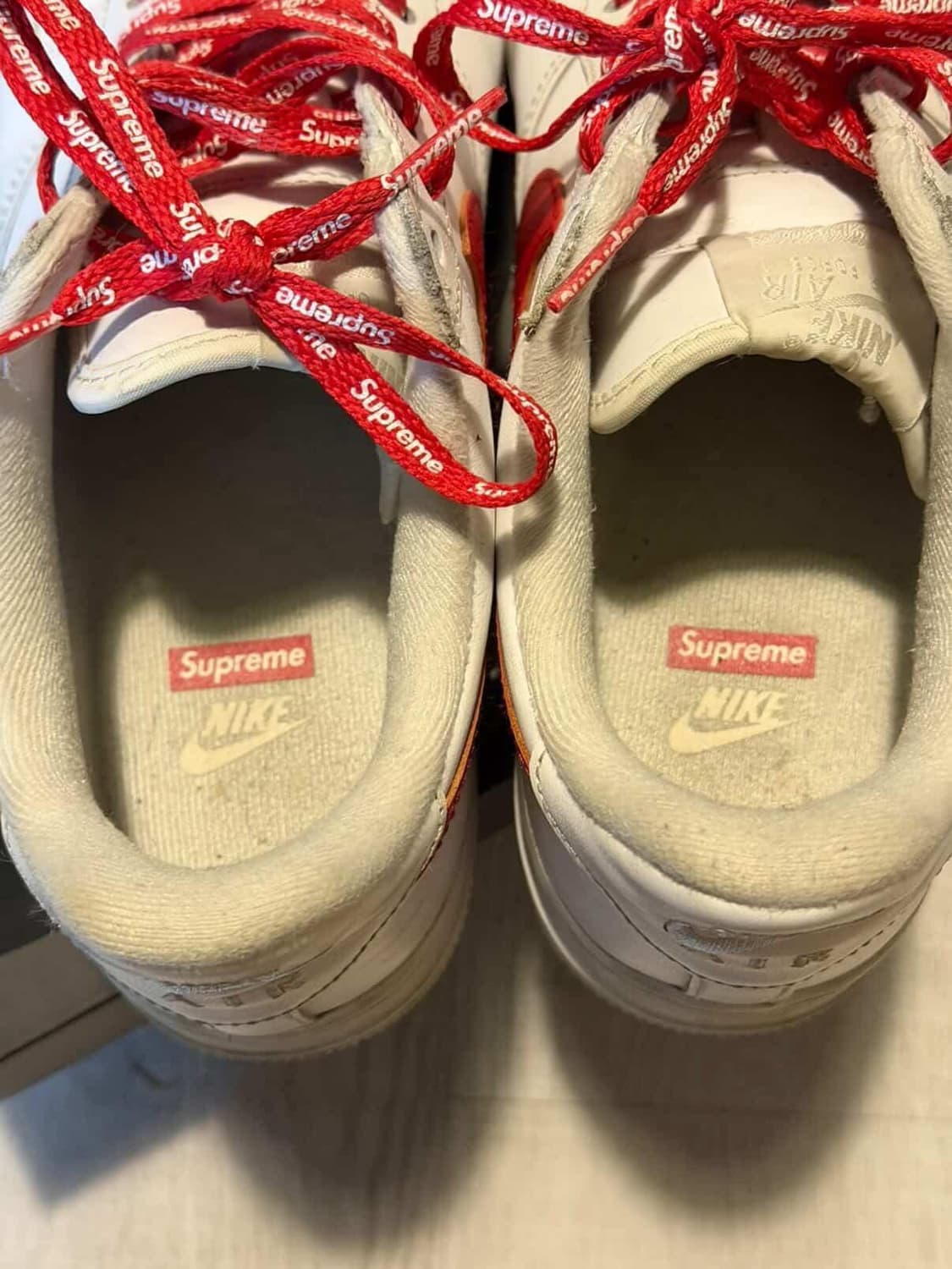 나이키x슈프림 에어포스 1 로우 화이트 스피드 레드-상하이 스토어 한정 상품이미지6