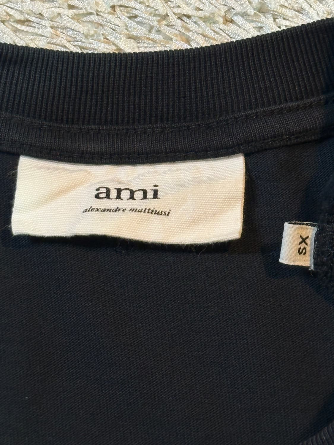 아미 AMI 톤온톤 하트 로고 반팔 티셔츠 블랙 상품이미지4